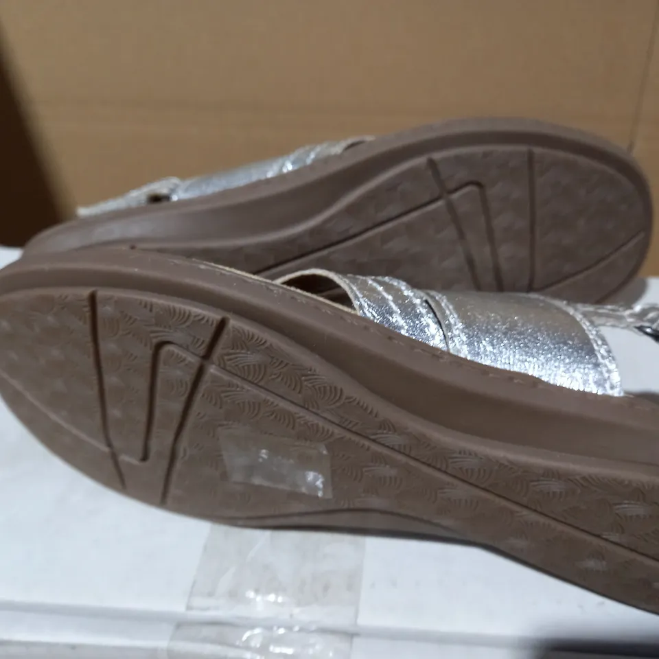 EARTH SPIRIT ONTARIO SANDAL - COLOUR SILVER - UK SIZE 5