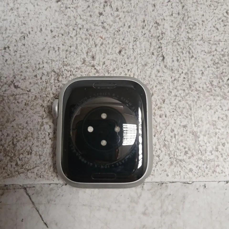 APPLE SERIES 8 SMARTWATCH WITH SQUARE DISPLAY AND SILVER CASE