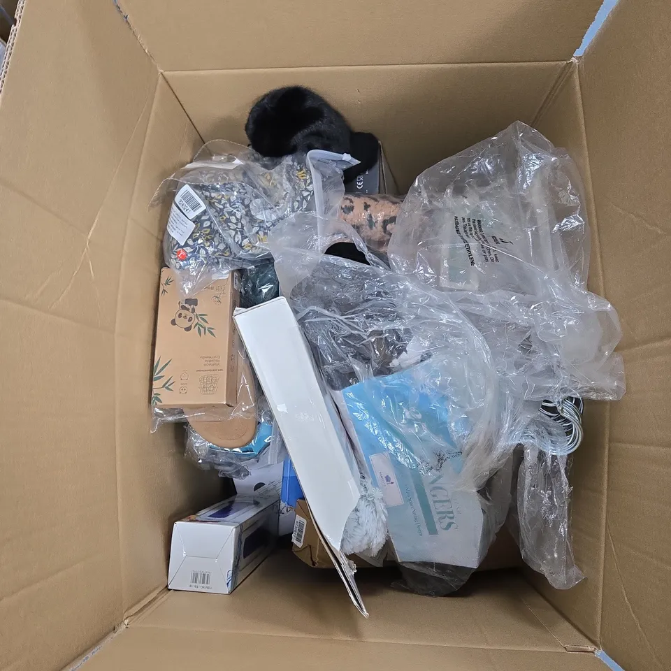 BOX OF APPROXIMATELY 15 ASSORTED ITEMS TO INCLUDE: GREEN VEST AND GREEN JOGGING BOTTOMS