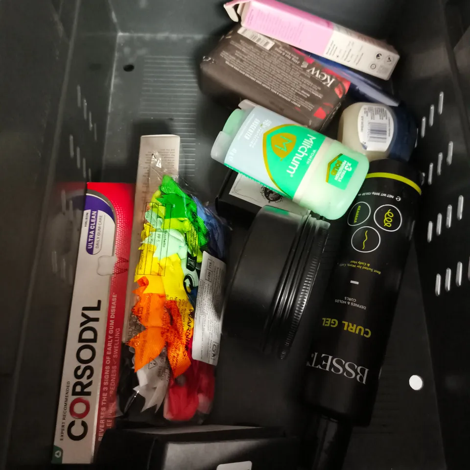 APPROXIMATEY 20 ASSORTED HEALTH AND BEAUTY PRODUCTS TO INCLUDE - OLAY DAY & NIGHT CREAM - TED BAKER BODY LOTION - NOUGHTY CLARIFYING SHAMPOO - ETC