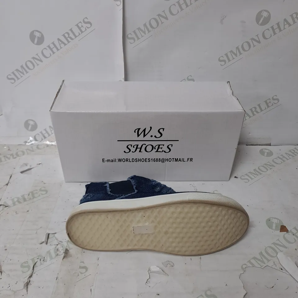APPROXIMATELY 10 PAIRS  W.S SHOES SLIP ON BLUE DISTRESSED BOOTS IN VARIOUS SIZES 