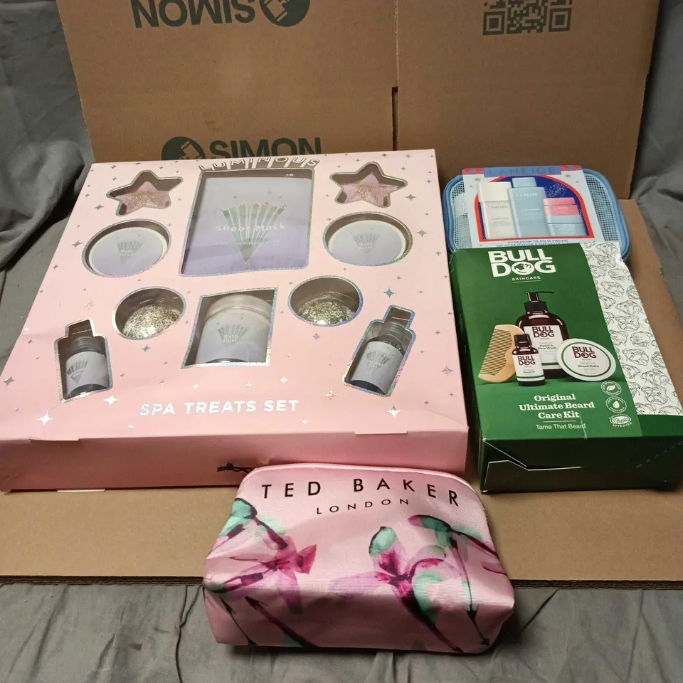 BOX OF APPROXIMATELY 15 ASSORTED COSMETIC ITEMS/BOX SETS TO INCLUDE LUMINOUS SPA TREATS SET, LANEIGE, BULL DOG, TED BAKER ETC