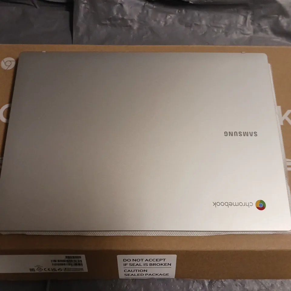 BOXED GALAXY CHROMEBOOK GO INTEL CELERON LAPTOP IN SILVER - XE310XDA-KA1UK