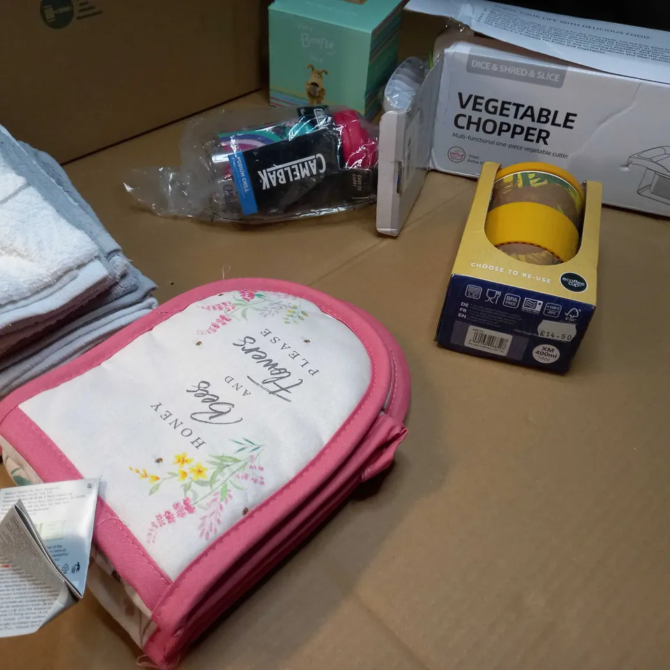 LOT OF APPROX 10 ASSORTED HOUSEHOL/KITCHEN RELATED ITEMS TO INCLUDE: VEGETABLE CHOPPER, ECOFFEE CUP, T-TOWELS