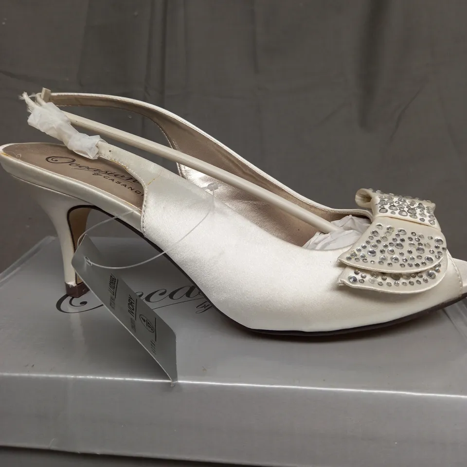 BOX OF APPROXIMATELY 10 PAIRS OF SHOES TO INCLUDE PINK SANDALS, HIGH HEELS, PEACH LOW HEELS ETC