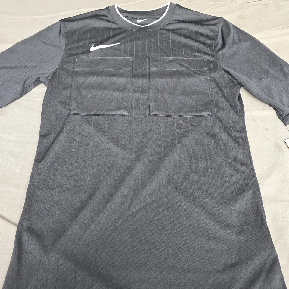 NIKE LOGO TEE - SIZE SMALL