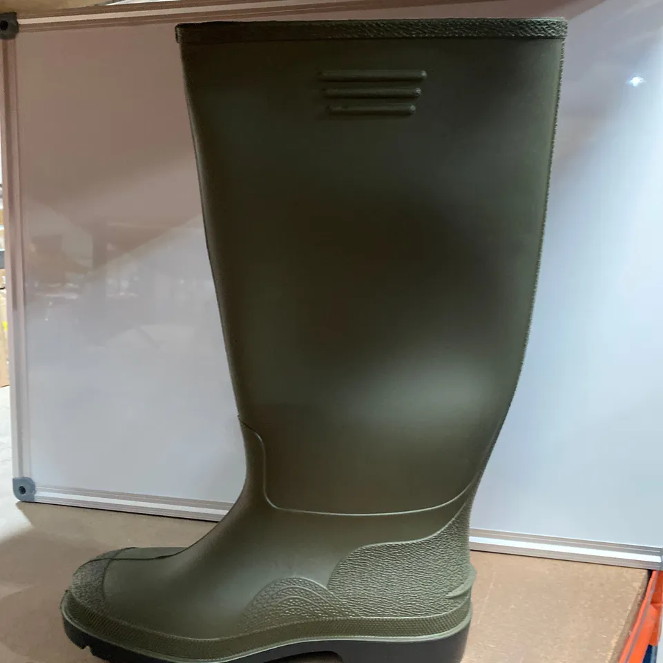 PAIR OF DUNLOP WELLIES SIZE 6