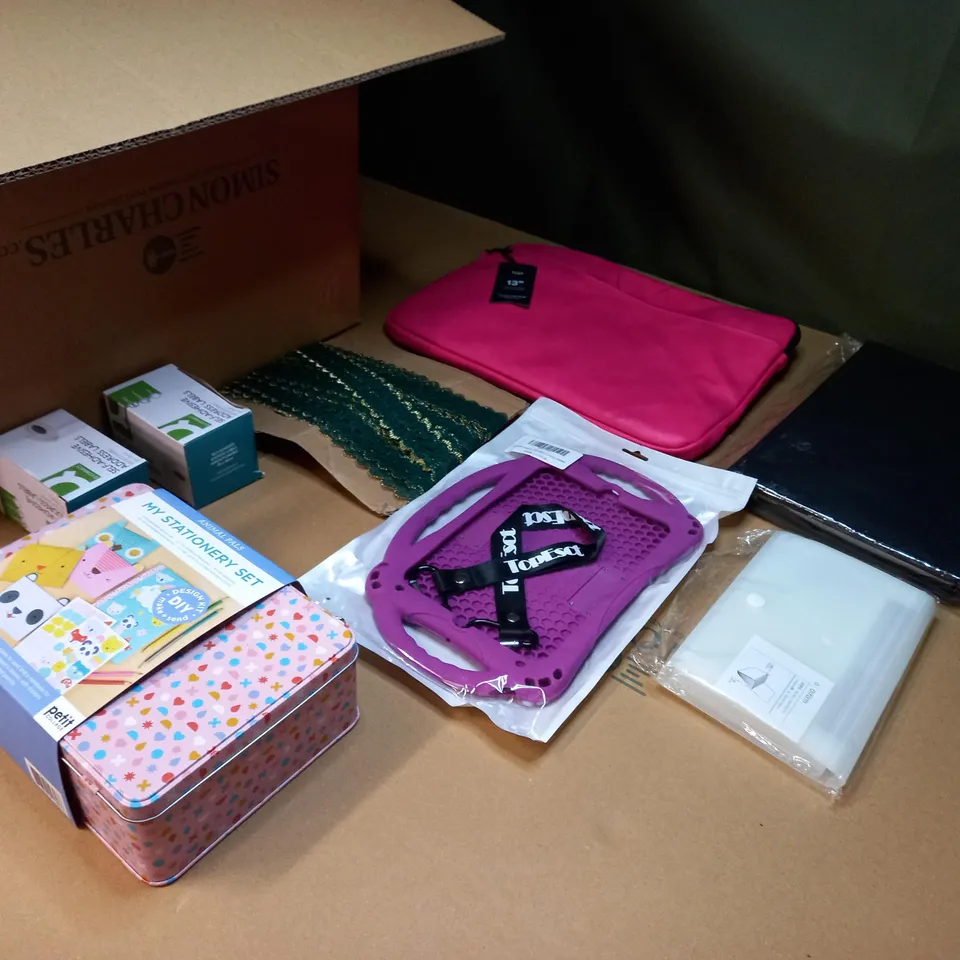 LOT OF APPROX 15 ASSORTED HOUSEHOLD/OFFICE/CRAFT RELATED ITEMS TO INCLUDE: TABLET CASES, LABELS, ORGANIZER