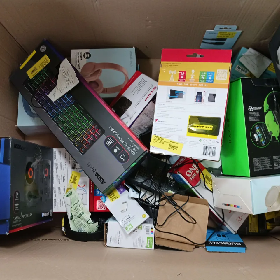 APPROXIMATELY 30ASSORTED ELECTRICAL ITEMS TO INCLUDE KEYBOARDS , GAMING SPEAKERS HEADPHONES, ETC - COLLECTION ONLY