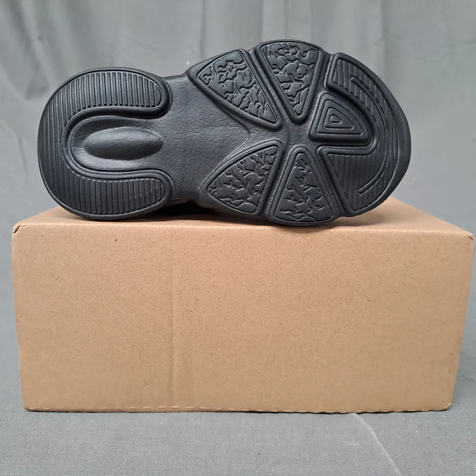 BOXED PAIR OF DESIGNER KIDS SHOES IN BLACK EU SIZE 23