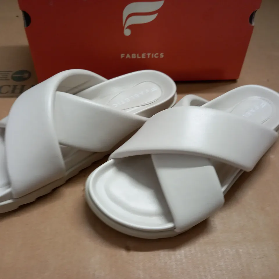BOXED PAIR OF FABLETICS SLIP ON SHOE SIN CREAM - SIZE 8