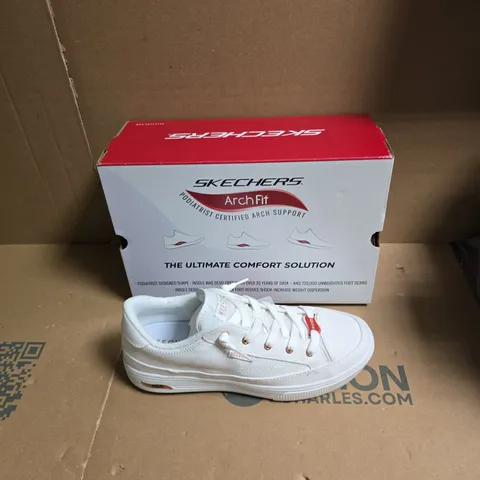 BOXED SKECHERS ARCH FIT WHITE SNEAKERS - WIDE FIT - UK SIZE 7