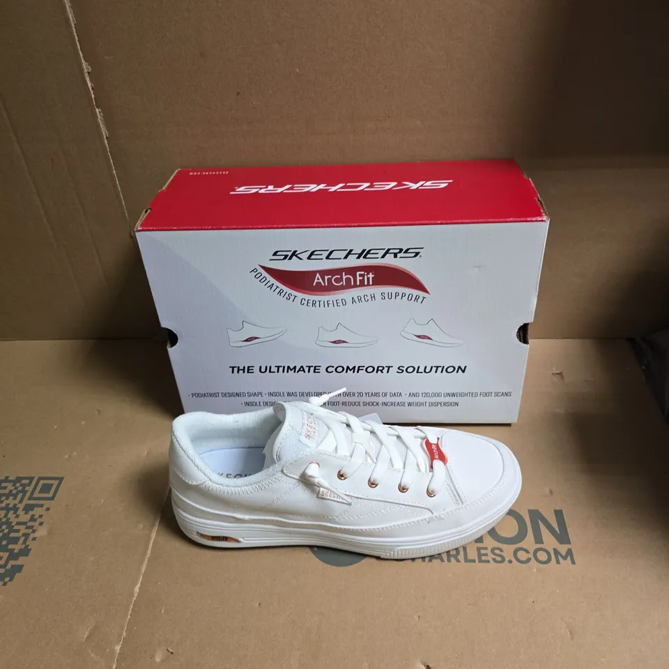 BOXED SKECHERS ARCH FIT WHITE SNEAKERS - WIDE FIT - UK SIZE 7