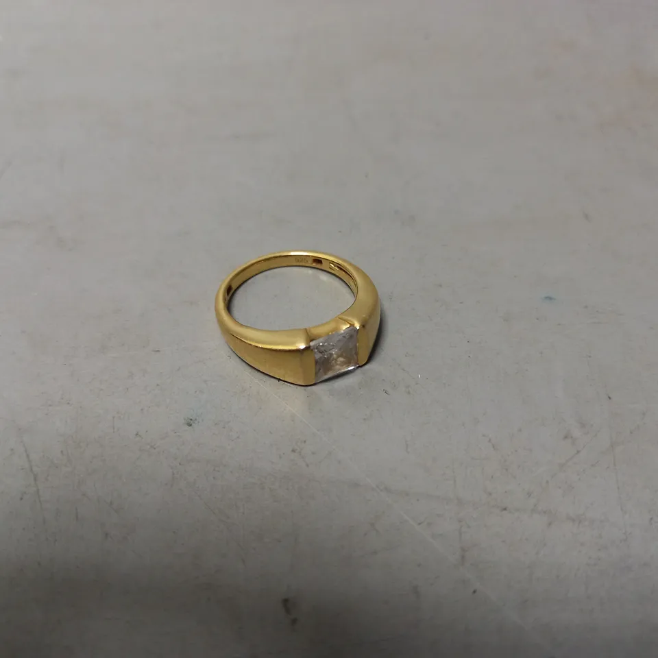 UNBRANDED RING IN GOLD EFFECT W. GEMSTONE DETAIL