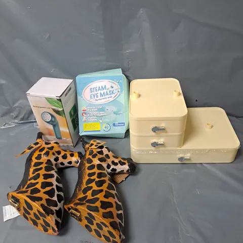 APPROXIMATELY 15 HOUSEHOLD ITEMS TO INCLUDE STEAM EYE MASKS, GIRAFFE WALL ORNAMENTS AND A JEWELLERY ORGANISER