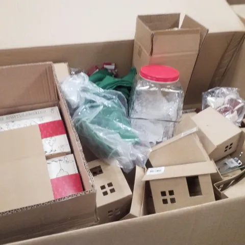 PALLET CONTAINING ASSORTED CHRISTMAS PRODUCTS & DECORATIONS INCLUDING WOODEN CHRISTMAS BOXES, GREEN STOCKINGS, MACHE GINGERBREAD HOUSES & HANGING GINERBREAD DECORATIONS