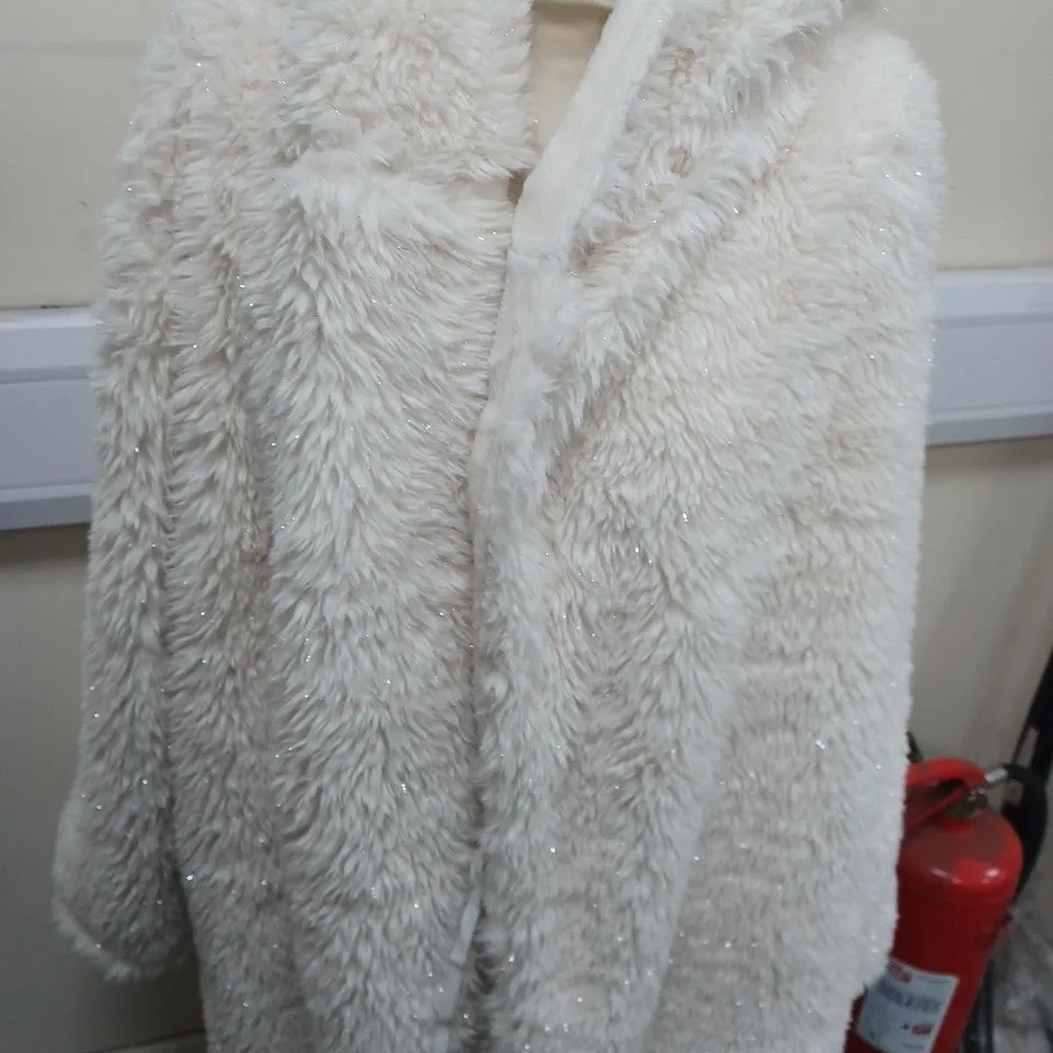 BOU AVENUE DRESSING GOWN IN WHITE 