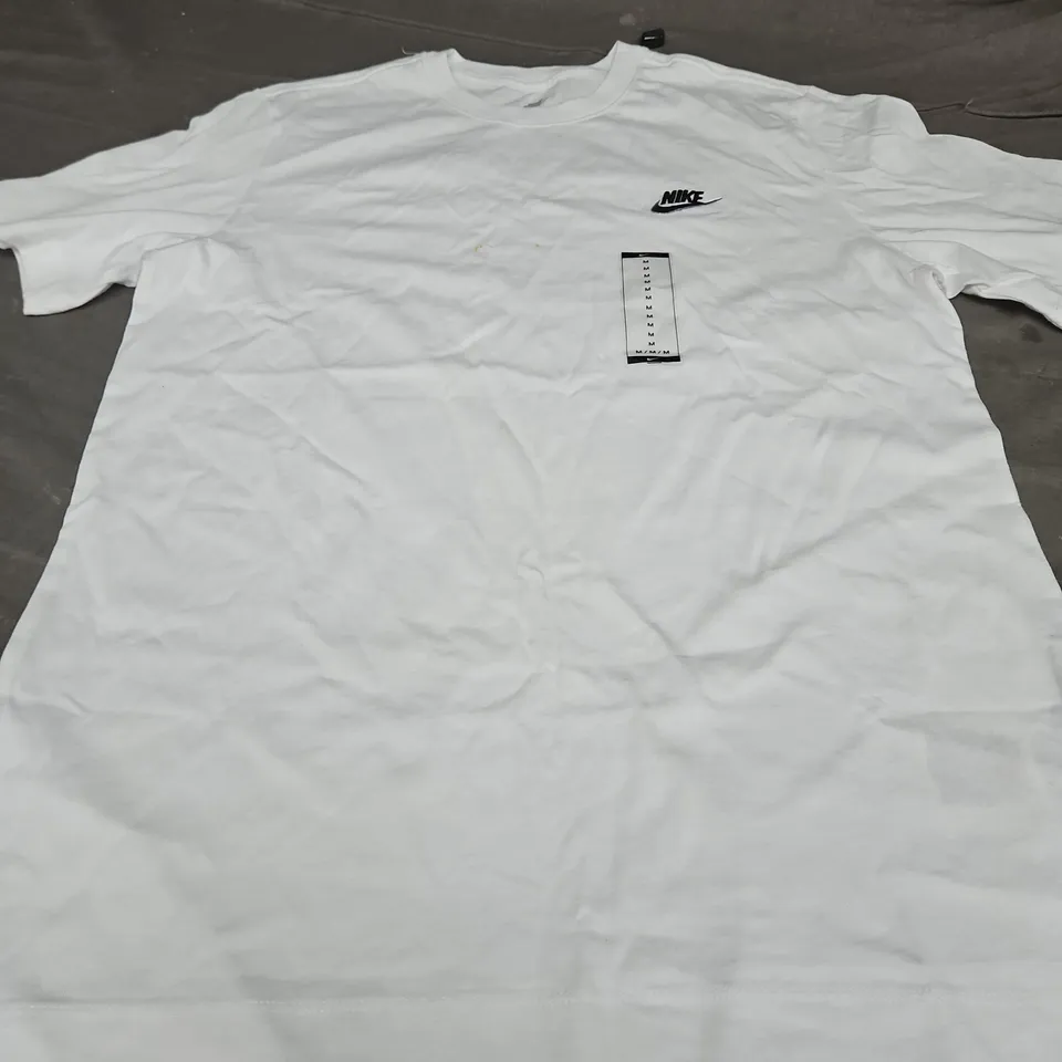 NIKE LOGO T-SHIRT, WHITE/BLACK- UK SIZE M