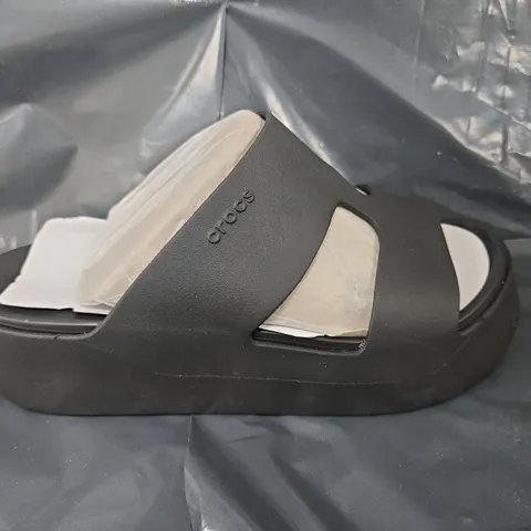 UNBOXED PAIR OF CROCS GETAWAY PLATFORM H-STRAP CLOGS IN BLACK - UK 4