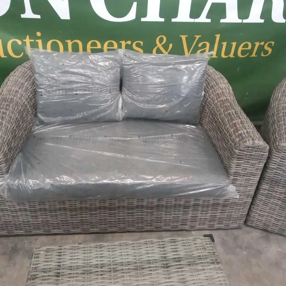 HESPERIDE SALON MOOREA SOFA SET CONSISTING OF 2 SEATER SOFA, 2 ARMCHAIRS AND GLASS TOPPED TABLE