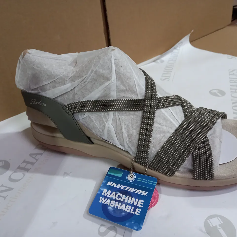 SKETCHERS GREEN SANDLS SIZE 7