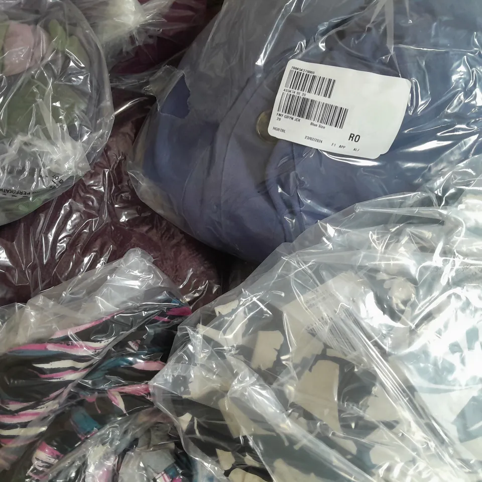 BOX OF APPROXIMATELY 10 ASSORTED CLOTHING AND FASHION ITEMS IN VARIOUS STYLES, SIZES, AND COLOURS - COLLECTION ONLY