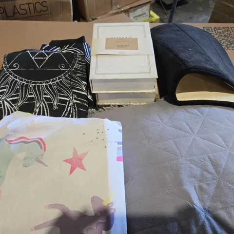 BOX OF APPROXIMATELY 8 ASSORTED HOUSEHOLD ITEMS TO INCLUDE - STORAGE BOXES , LIGHT GREY PILLOW ETC