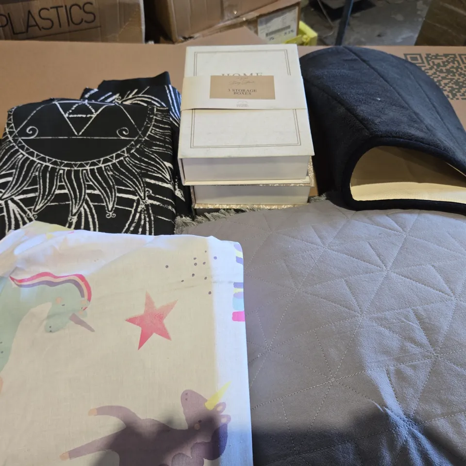 BOX OF APPROXIMATELY 8 ASSORTED HOUSEHOLD ITEMS TO INCLUDE - STORAGE BOXES , LIGHT GREY PILLOW ETC