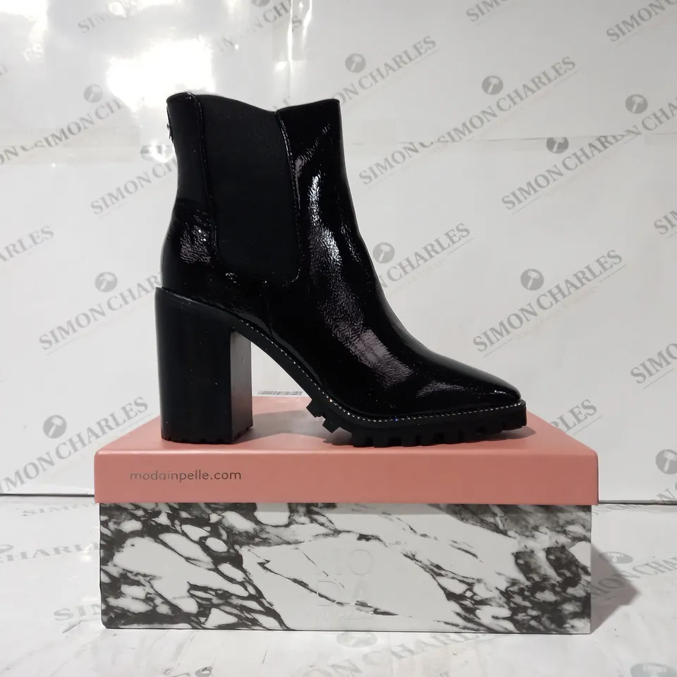 BOXED PAIR OF MODA LEXIIE BLACK PATENT BOOTS SIZE 7