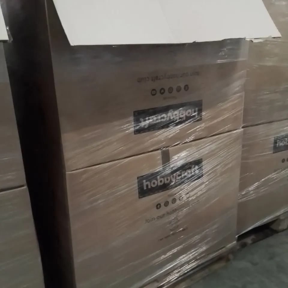 PALLET CONTAINING A LARGE QUANTITY OF ASSORTED CHRISTMAS DECORATIONS AND PRODUCTS TO INCLUDE;WREATH,CHRISTMAS GIFT BOX,FLORAL STEMS