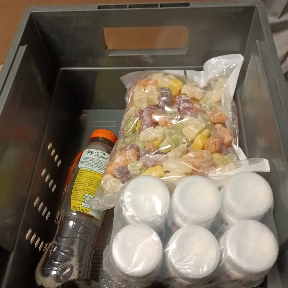 APPROXIMATELY 15 ASSORTED FOOD AND DRINK ITEMS INCLUDING 1KG PACK OF JELLY BABIES AND LIPTON PEACH ICE TEA 