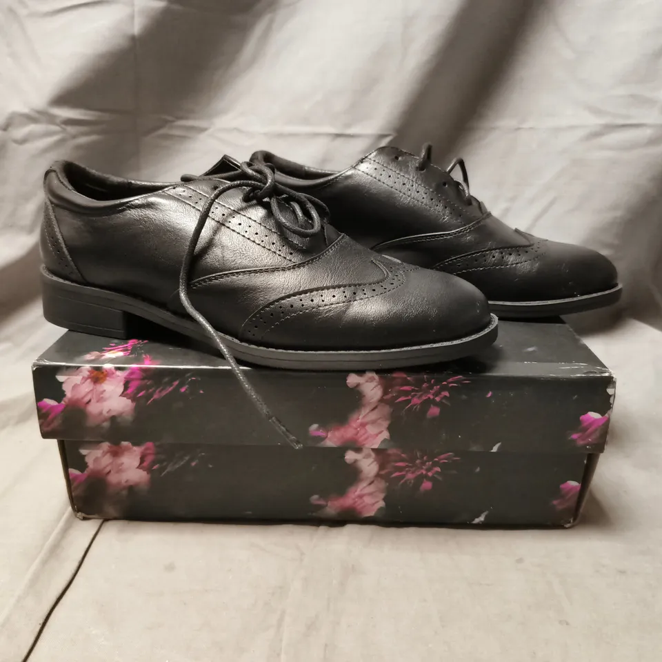 BOXED PAIR OF MISO BOBBI BROGUE SHOES IN BLACK SIZE UK 4