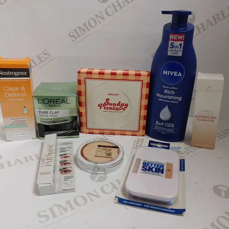BOX OF APPROX 15 COSMETIC ITEMS TO INCLUDE LOREAL CLAY MASK, SHEGLAM LIP OIL SET AND PAUL MITCHELL SHAMPOO