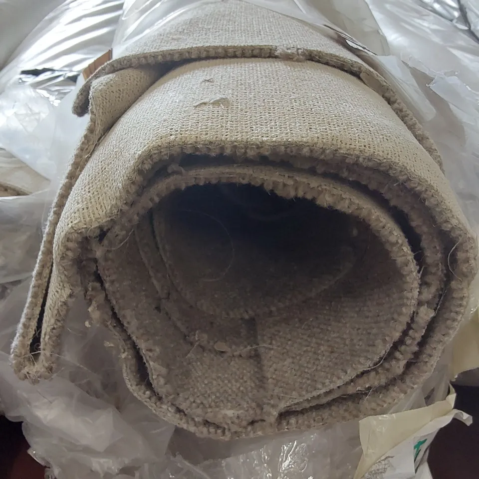 ROLL OF QUALITY DECO PLAINS - PUTTY CARPET // SIZE UNSPECIFIED 