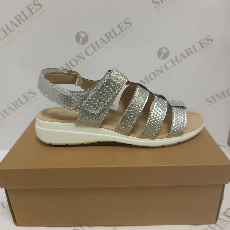 BOXED PAIR OF CUSHION WALK ONE TOUCH CLOSE SANDALS IN SILVER - SIZE 7