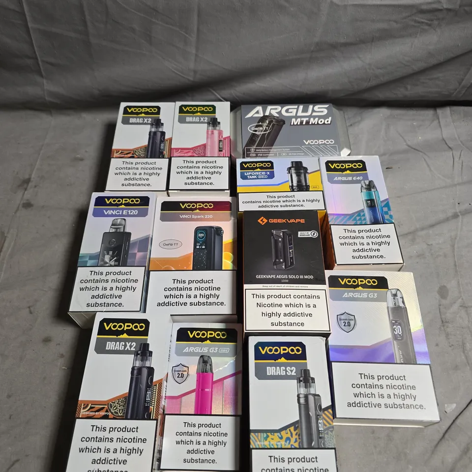 LOT OF APPROX 10 ASSORTED E-CIGS AND PARTS TO INCLUDE VAPE GEEK, VOOPOO AND ARGUS 