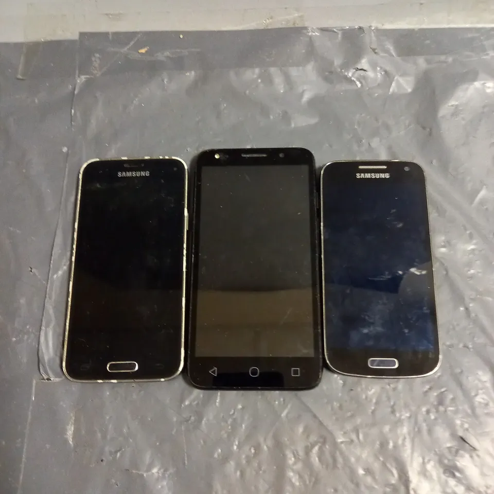 LOT OF 3 ASSORTED FAULTY MOBILE PHONES TO INCLUDE SAMSUNG AND ALCATEL 