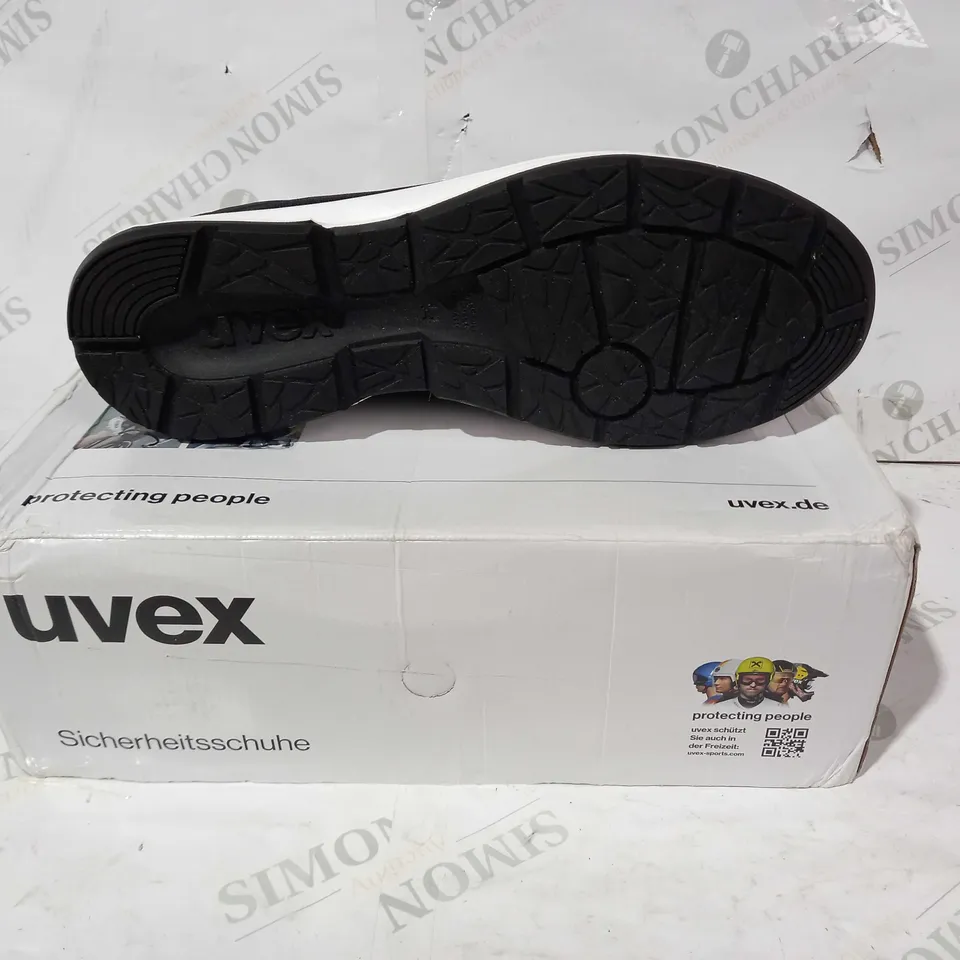 BOXED PAIR OF UVEX SAFETY TRAINERS IN BLACK EU SIZE 44