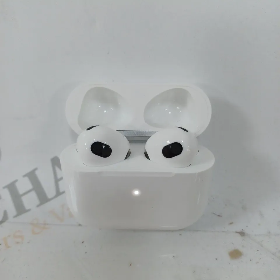 UNBRANDED WHITE WIRELESS EARBUDS 