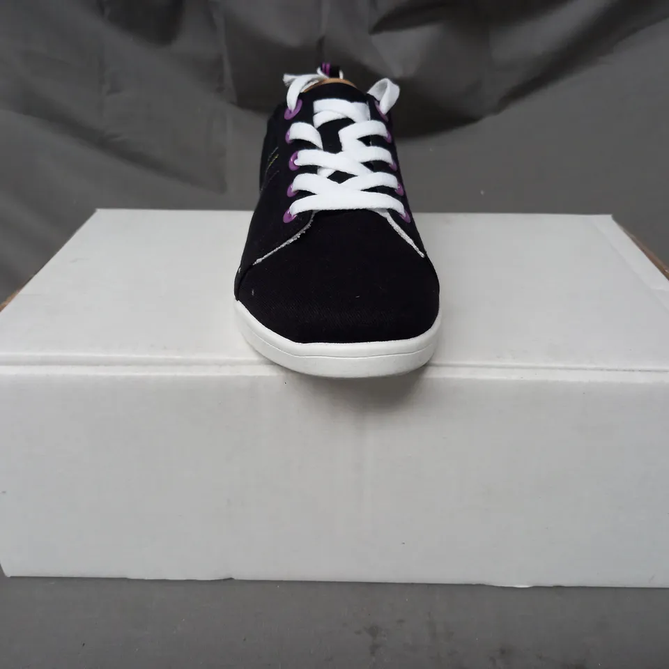 BOXED PAIR OF VIONIC TRAINERS IN BLACK SIZE 5
