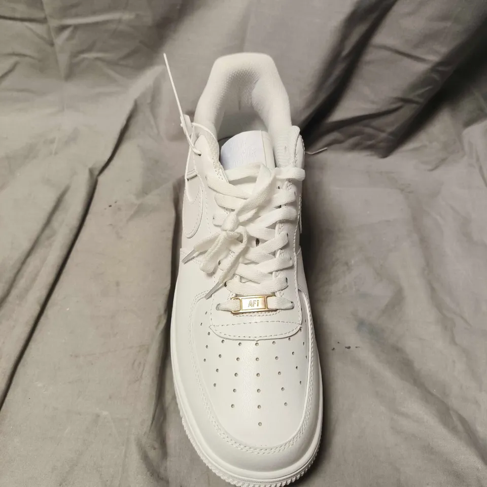 NIKE AIR FORCE 1 TRAINERS IN WHITE - 11.5