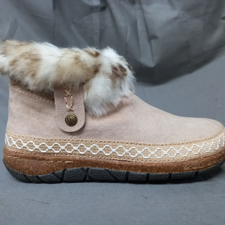 BOXED PAIR OF EARTH ORIGINALS EMMALYN BOOTIES IN BEIGE SIZE 5