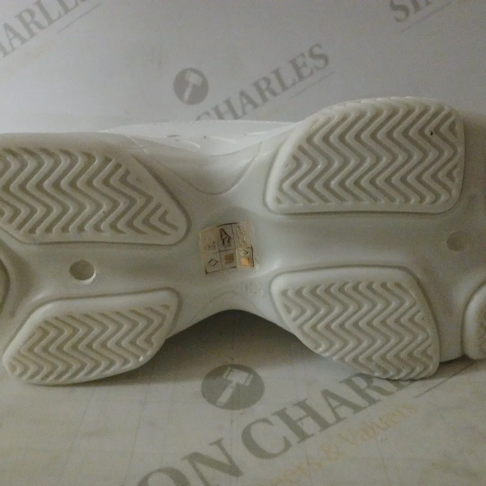BOXED PAIR OF KOI WOMEN'S EXTRA CHUNKY WHITE TRAINERS SIZE 6