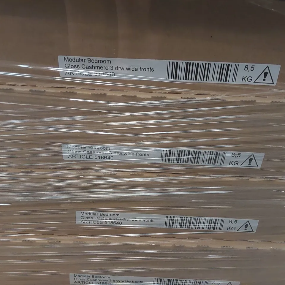 PALLET CONTAINING A LARGE ASSORTMENT OF FURNITURE PANELS