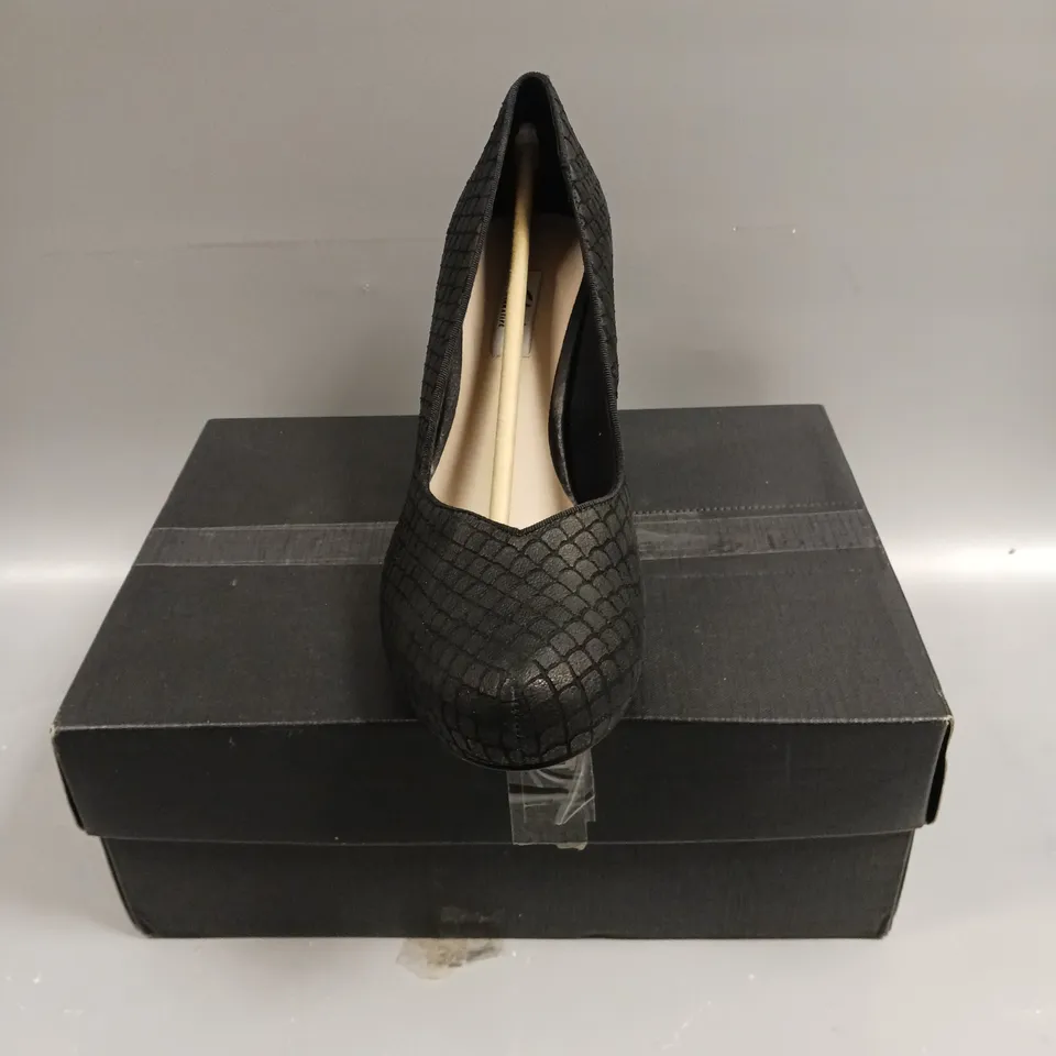 BOXED PAIR OF CLARKS CHORUS VOICE HIGH HEEL SHOES IN BLACK - 8
