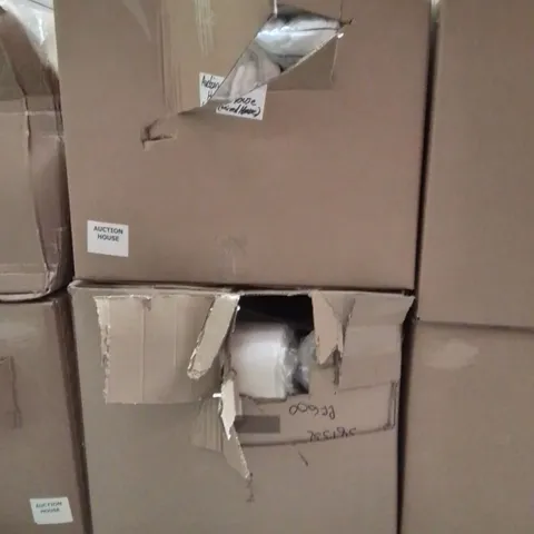 PALLET CONTAINING A LARGE QUANTITY OF BEDDING PRODUCTS TO INCLUDE:DUVETS,PILLOWS,ETC