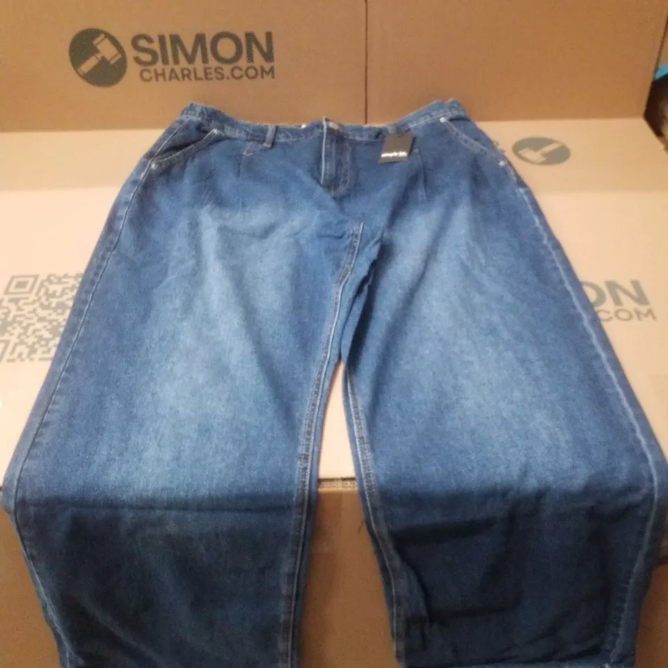 BOX CONTAINING APPROXIMATELY 12 BRAND NEW SIMPLY BE MID BLUE PLEAT DETAIL WIDE LEG JEANS - SIZE 18L
