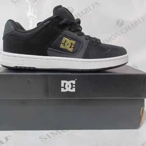 BOXED PAIR OF DC WOMEN'S MANTECA 4 TRAINERS IN BLACK UK SIZE 5