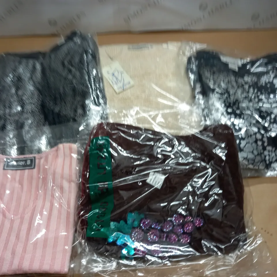 LOT OF APPROXIMATELY 25 ASSORTED CLOTHING ITEMS - SIZE UNSPECIFIED