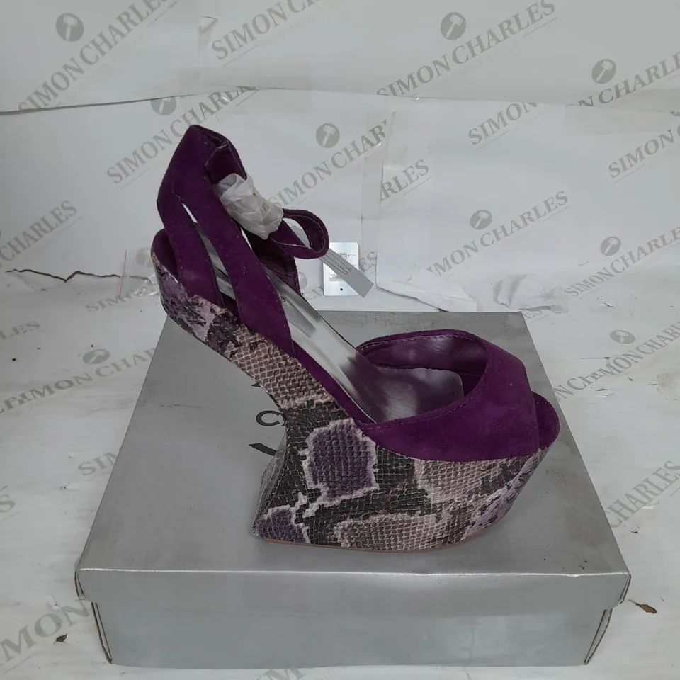 BOXED PAIR OF CASANDRA PLATFORM STRAP SHOE IN PURPLE SNAKESKIN SIZE 4